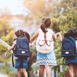 穿拖鞋上学，英式“减压教育”有效吗?